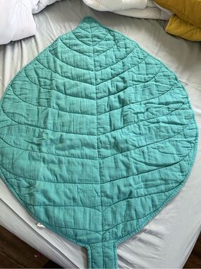 kate quinn Teal Leaf-Shaped Quilted Baby Play Mat